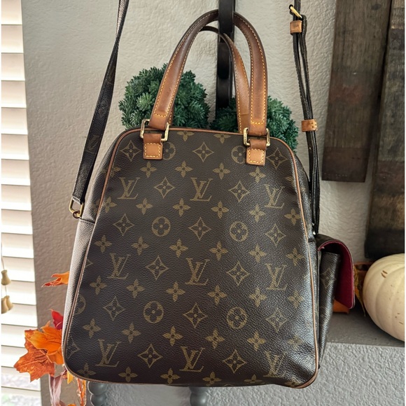 LOUIS VUITTON
Monogram Canvas Excentri-Cite Bag with strap - Picture 3 of 17